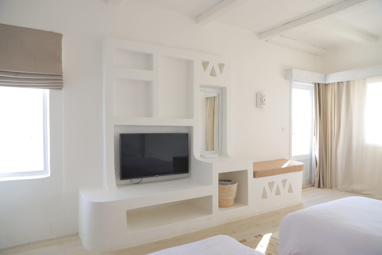 Special Deluxe room television wall with mirror and built-in seating
