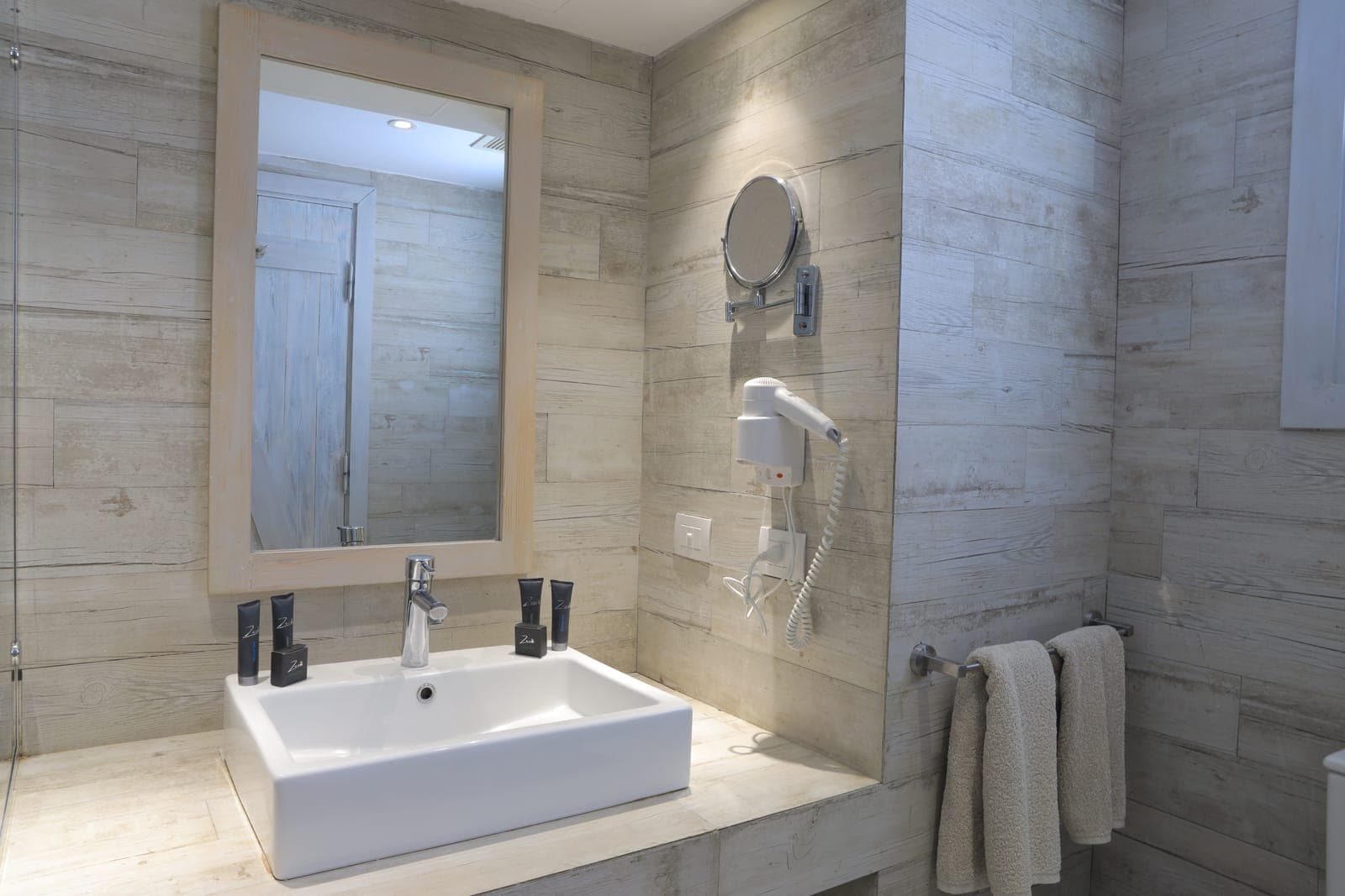 Standard room bathroom vanity with a rectangular mirror and basin